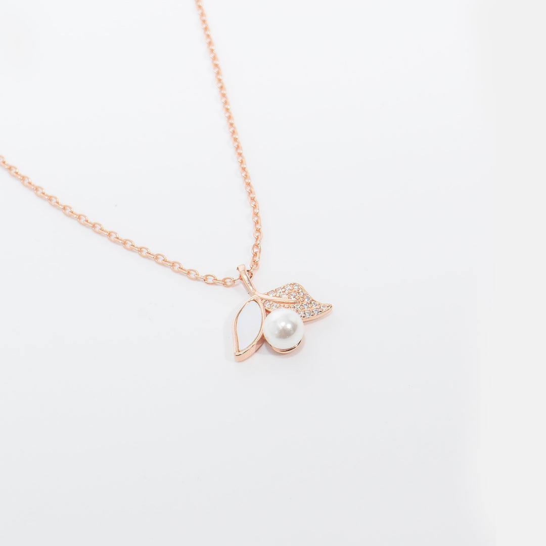 Perlaine Pendant With Chain