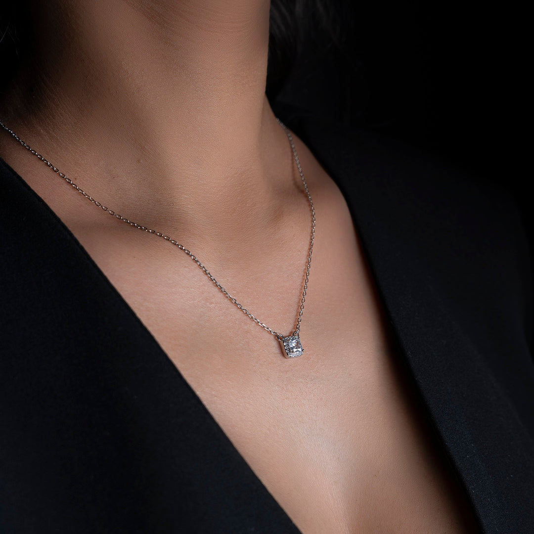 Elviane Pendant With Chain